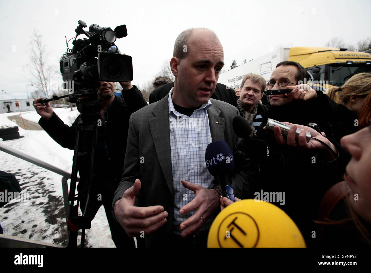 Der schwedische Ministerpräsident Fredrik Reinfeldt in der Scania-Fabrik in Schweden. Stockfoto