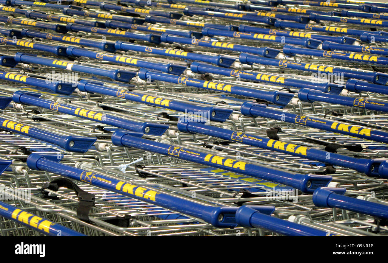 Generisches Bild von Trolleys bei Ikea in Edmonton, London. Stockfoto