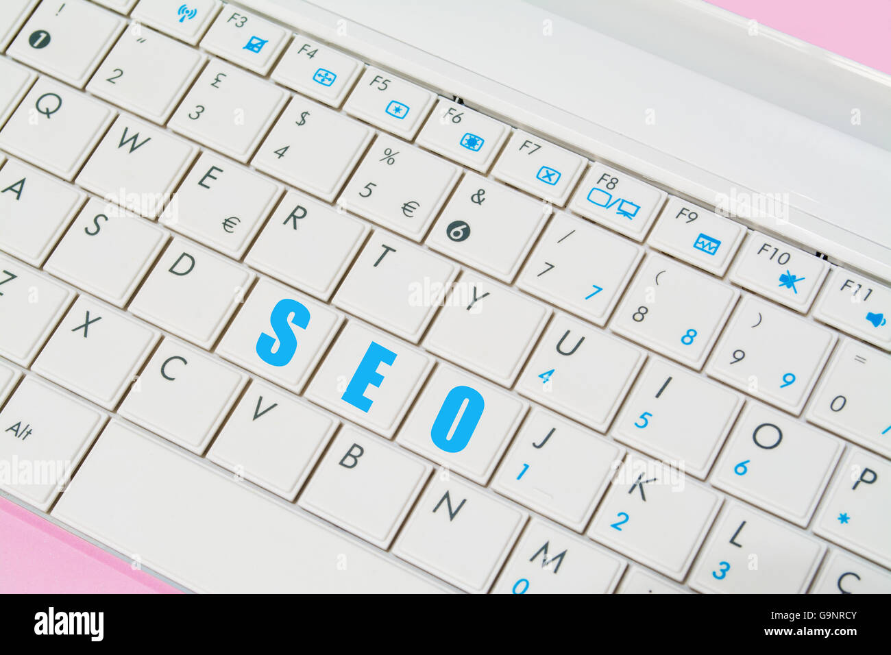 "SEO" Tasten auf einer weißen und rosa Laptoptastatur Stockfoto