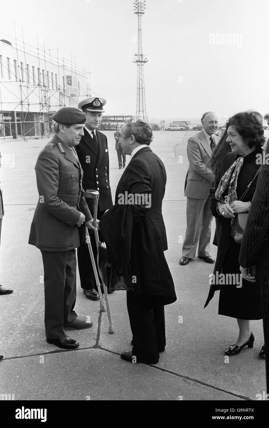 Rex Hunt, der Gouverneur der Falklandinseln, wird von LT Gen Sir Stewart Pringle, Kommandant General der Royal Marines, begrüßt, der bei einem Bombenanschlag der IRA ein Bein verlor. Stockfoto