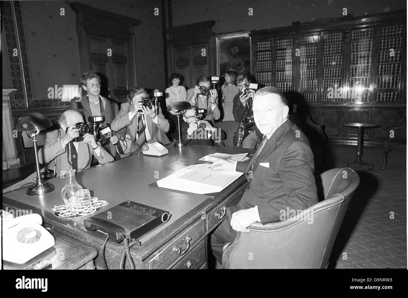 Der neue Außenminister Francis Pym steht vor der Presse an seinem Schreibtisch im Auswärtigen Amt in London. Stockfoto