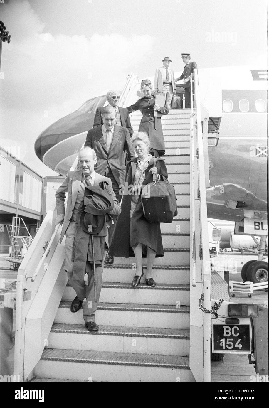 Anthony Williams, der britische Botschafter in Buenos Aires, und seine hasslose Frau Hedwig halten einen Spazierstock bei der heutigen Ankunft am Flughafen Gatwick, nach der Unterbrechung der diplomatischen Beziehungen zu den Argentiniern. Stockfoto