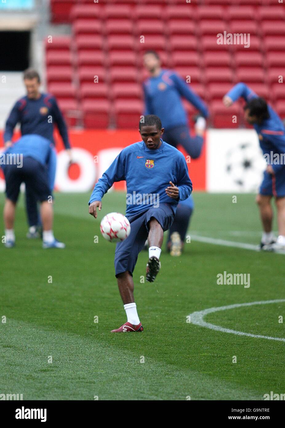 Fußball - UEFA Champions League - Barcelona gegen Liverpool - Training in Barcelona - Camp Nou. Der Barceloners Samuel Eto'o trainiert allein, während seine Teamkollegen im Hintergrund trainieren Stockfoto