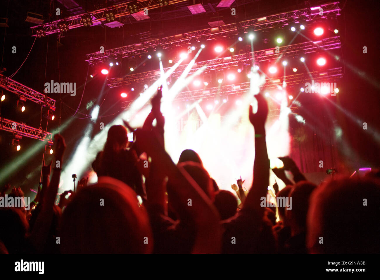 abstrakte weichen Hintergrund, die Fans in den Konzertsaal, Hände in die Luft Stockfoto