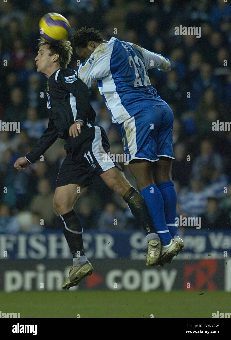 Andre Bikey von Reading (rechts) fordert Andreas Johansson von Wigan Athletic heraus Der Ball Stockfoto