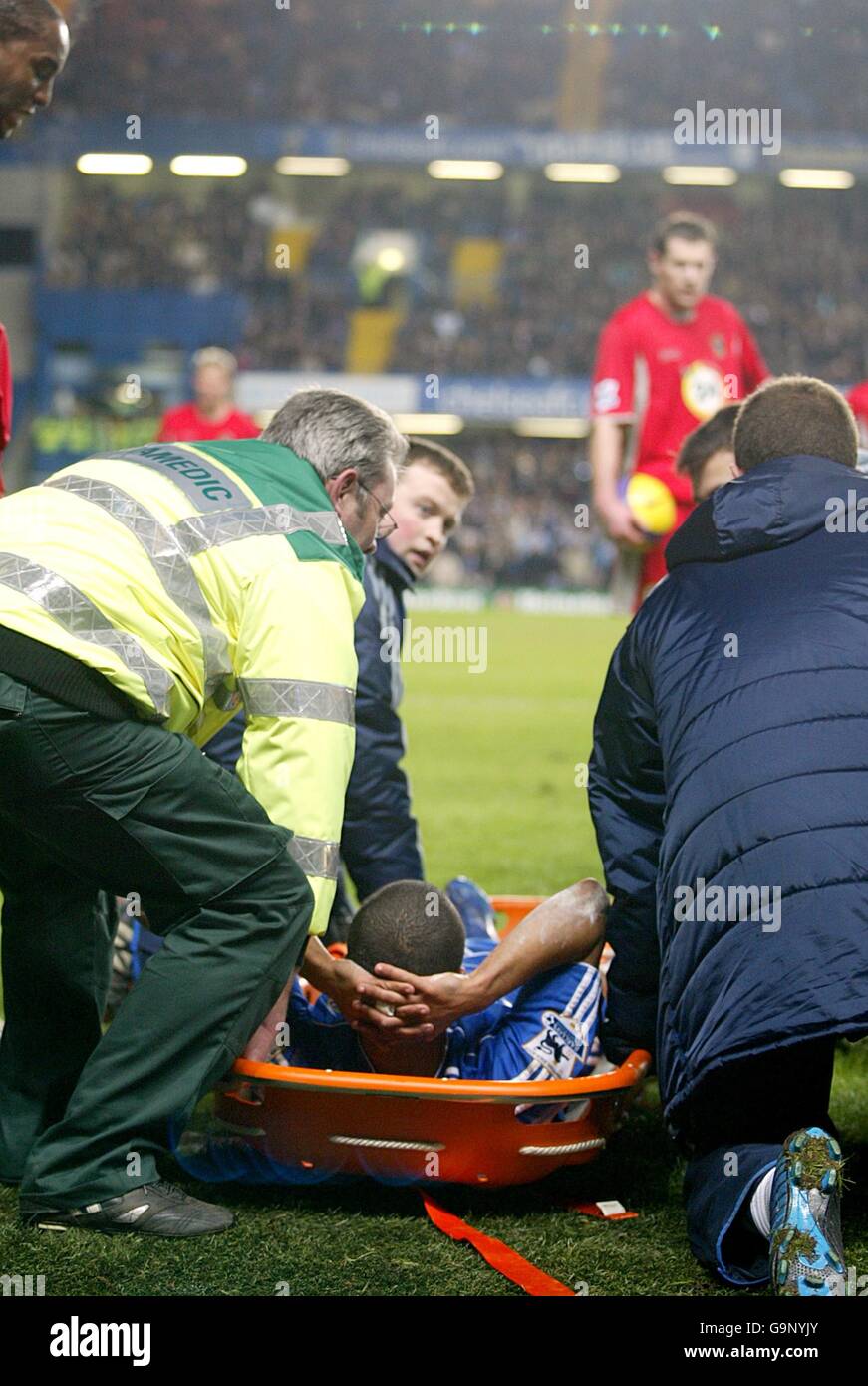 Fußball - FA Barclays Premiership - Chelsea / Blackburn Rovers - Stamford Bridge. Ashley Cole von Chelsea verlässt das Spielfeld auf einer Bahre, nachdem er eine Verletzung aufstellt Stockfoto