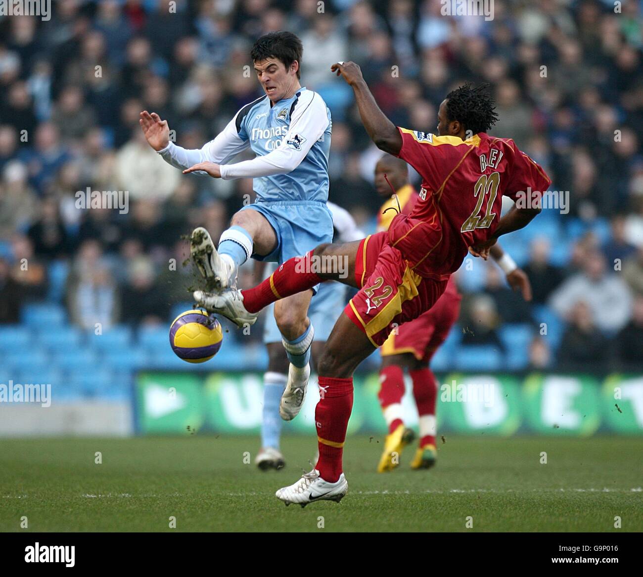 Fußball - FA Barclays Premiership - Manchester City / Reading - City of Manchester Stadium. Joey Barton von Manchester City wird von Andre Bikey von Reading im Kampf um den Ball angestachelt Stockfoto