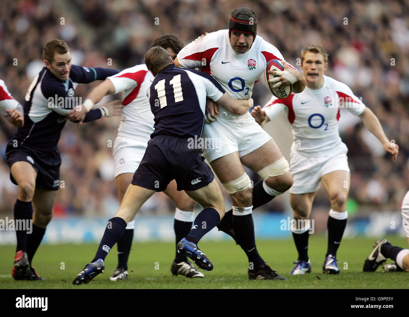 Rugby Union - RBS 6 Nations Championship 2007 - England gegen Schottland - Twickenham. Der englische Danny Grewcock (Mitte rechts) wird während des RBS 6 Nations Matches in Twickenham, London, von dem schottischen Chris Pherson angegangen. Stockfoto