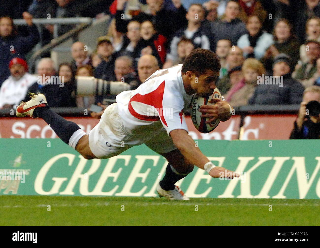 Der Engländer Jason Robinson taucht ein, um beim RBS 6 Nations Match in Twickenham, London, gegen Schottland zu kämpfen. Stockfoto