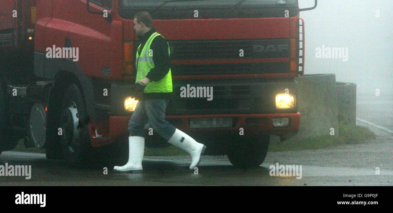 Ein LKW-Fahrer in Schutzstiefeln verlässt die Bernard Matthews Farm in Holton, Suffolk, wo nach einem Ausbruch der Vogelgrippe tausende Truthähne gekeult werden. Stockfoto