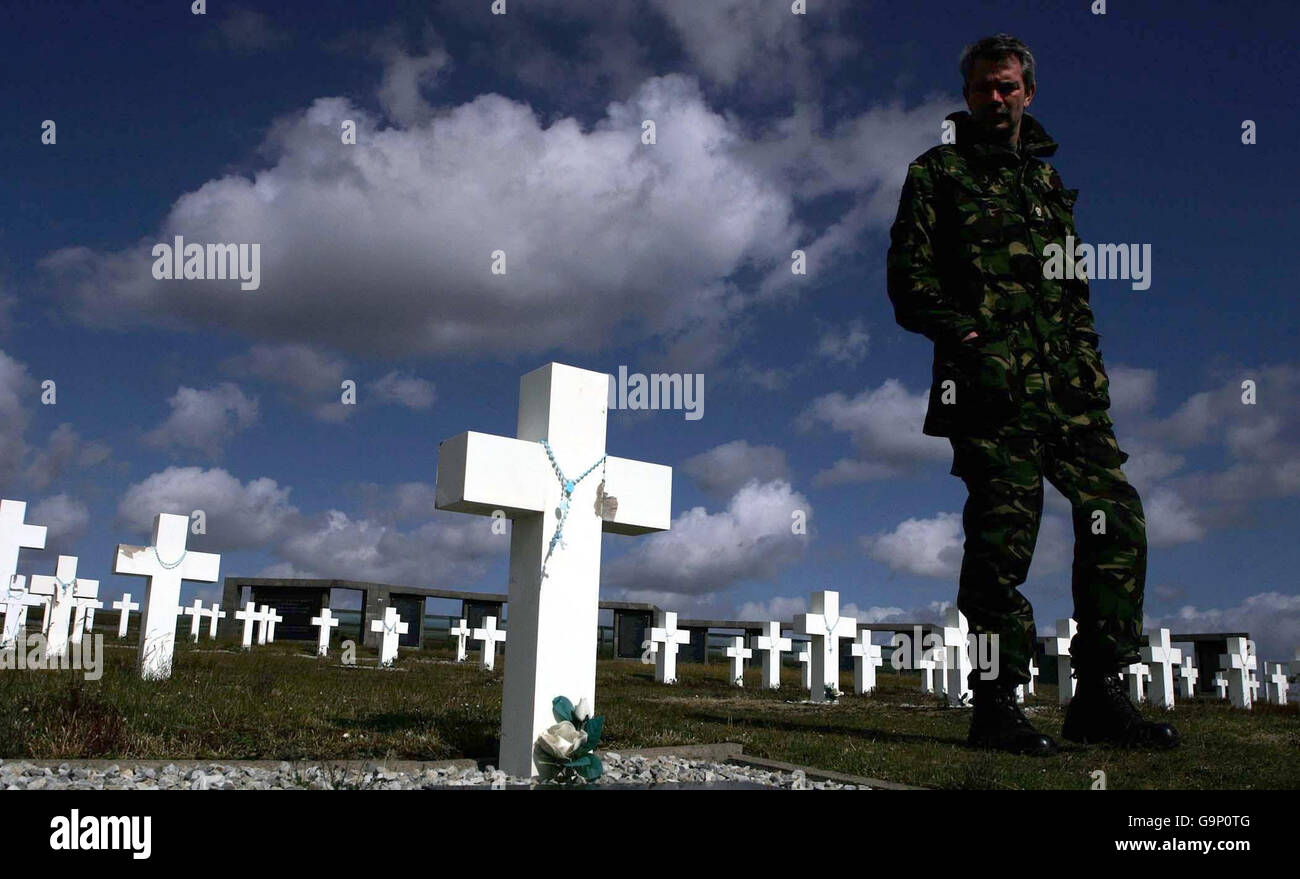 Ein Mitglied der Britischen Armee schaut auf Gedenkstätten für alle argentinischen Soldaten, die während des Falklandkrieges getötet wurden. Stockfoto