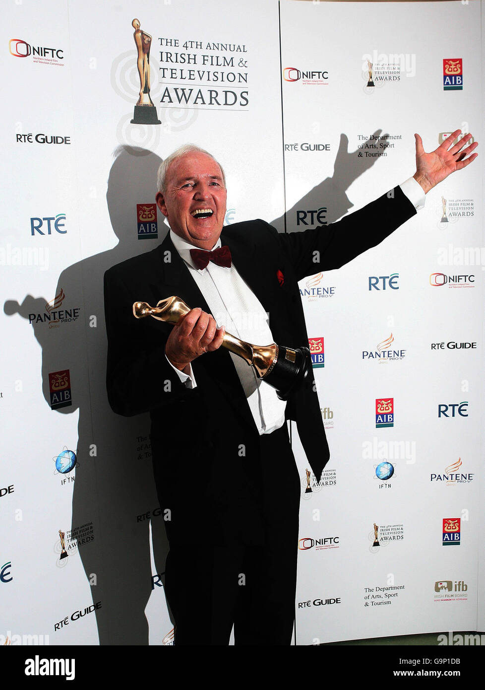 Bill O'Herlihy, der erfahrene Fernsehmoderator, hat heute Abend in Dublin seinen Preis für die Persönlichkeit des Jahres verliehen, der bei den Irish Film and Television Awards bei den RDS verliehen wurde. Stockfoto