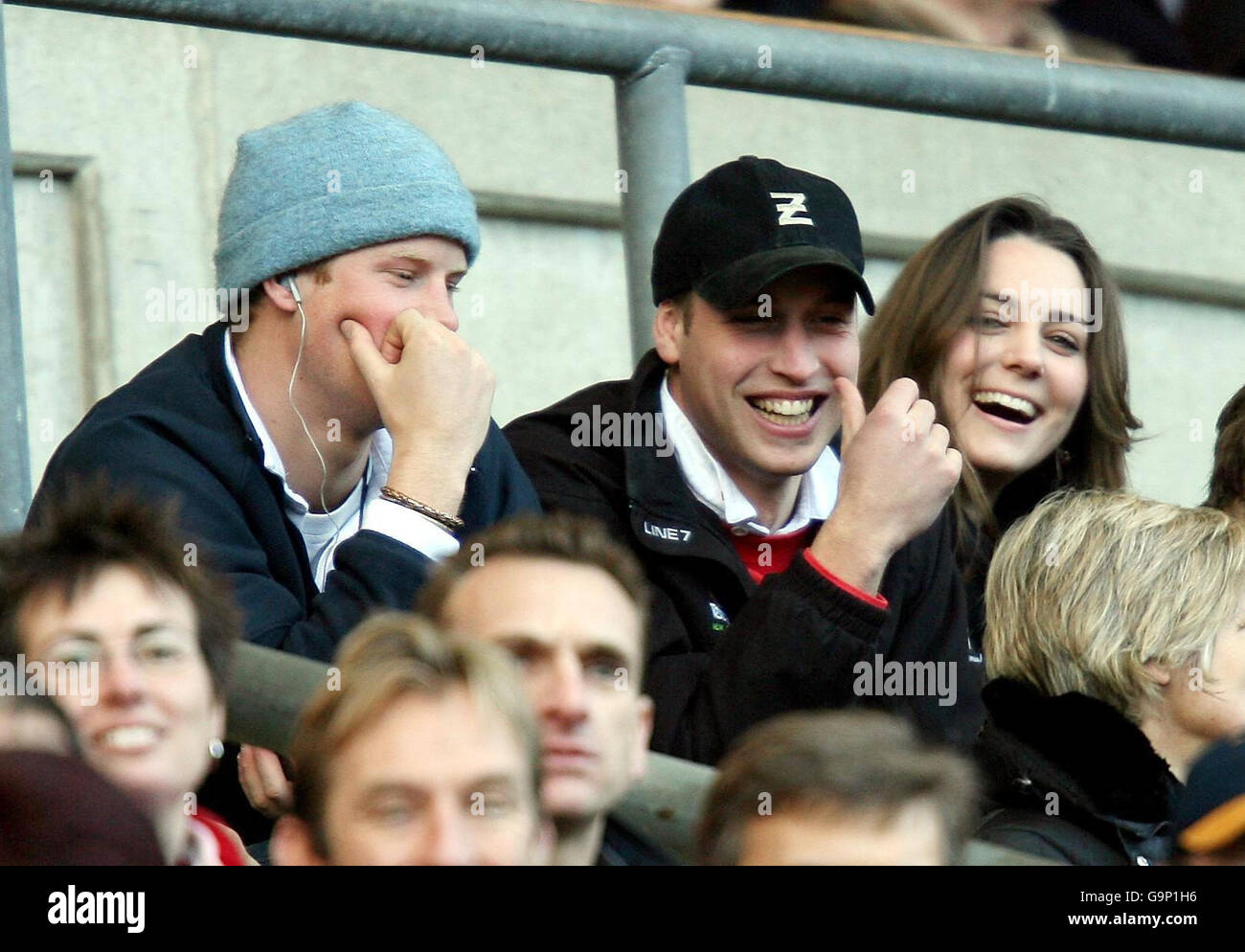 (Von links nach rechts, hintere Reihe) Prinz Harry, Prinz William und William's Freundin Kate Middleton genießen den Rugby, während England Italien in der RBS Six Nations Championship in Twickenham spielt. Stockfoto