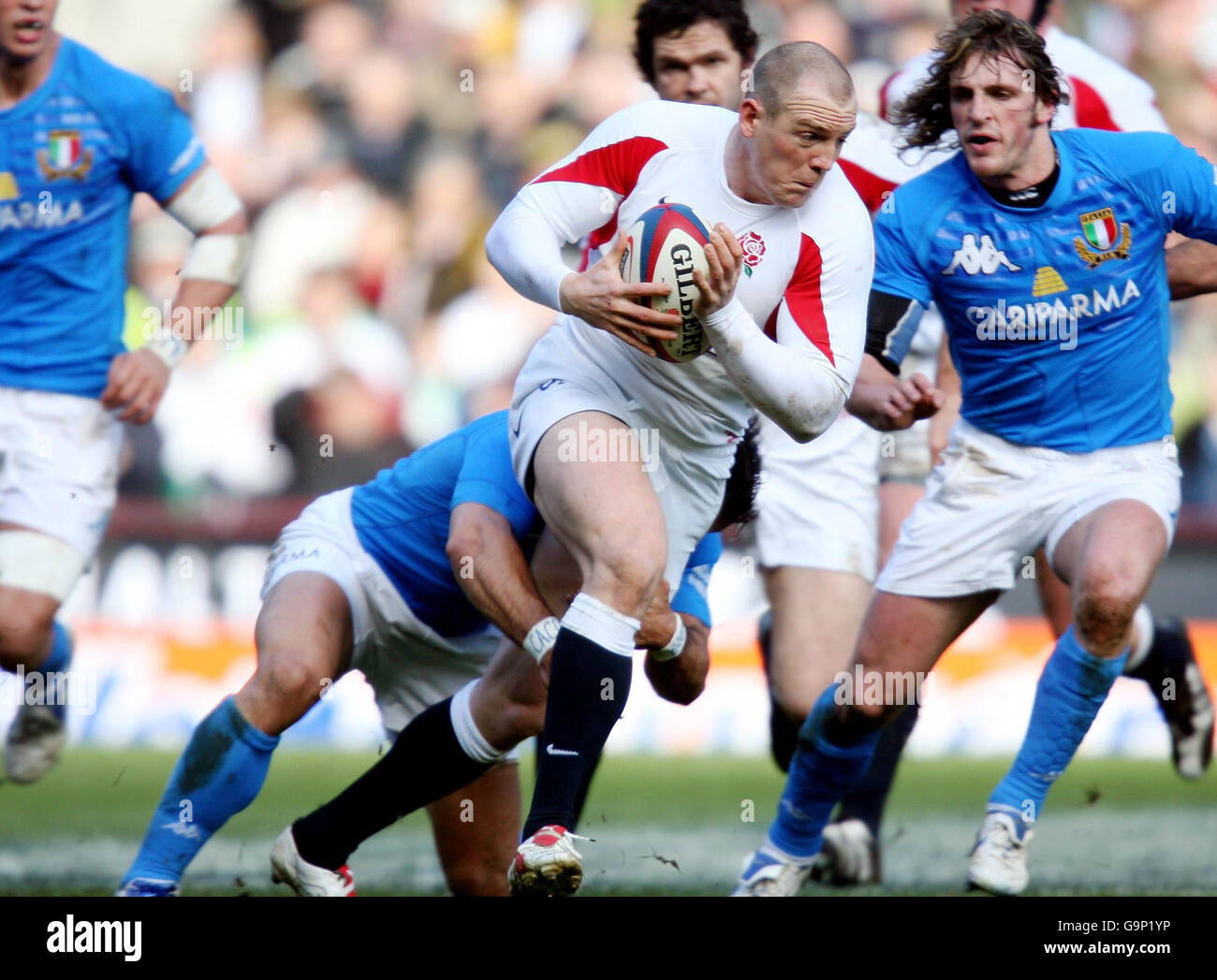 Rugby Union - RBS 6 Nations Championship 2007 - England gegen Italien - Twickenham. Der englische Mike Tindall (Mitte) bricht beim RBS 6 Nations-Spiel in Twickenham, London, gegen die italienische Verteidigung. Stockfoto