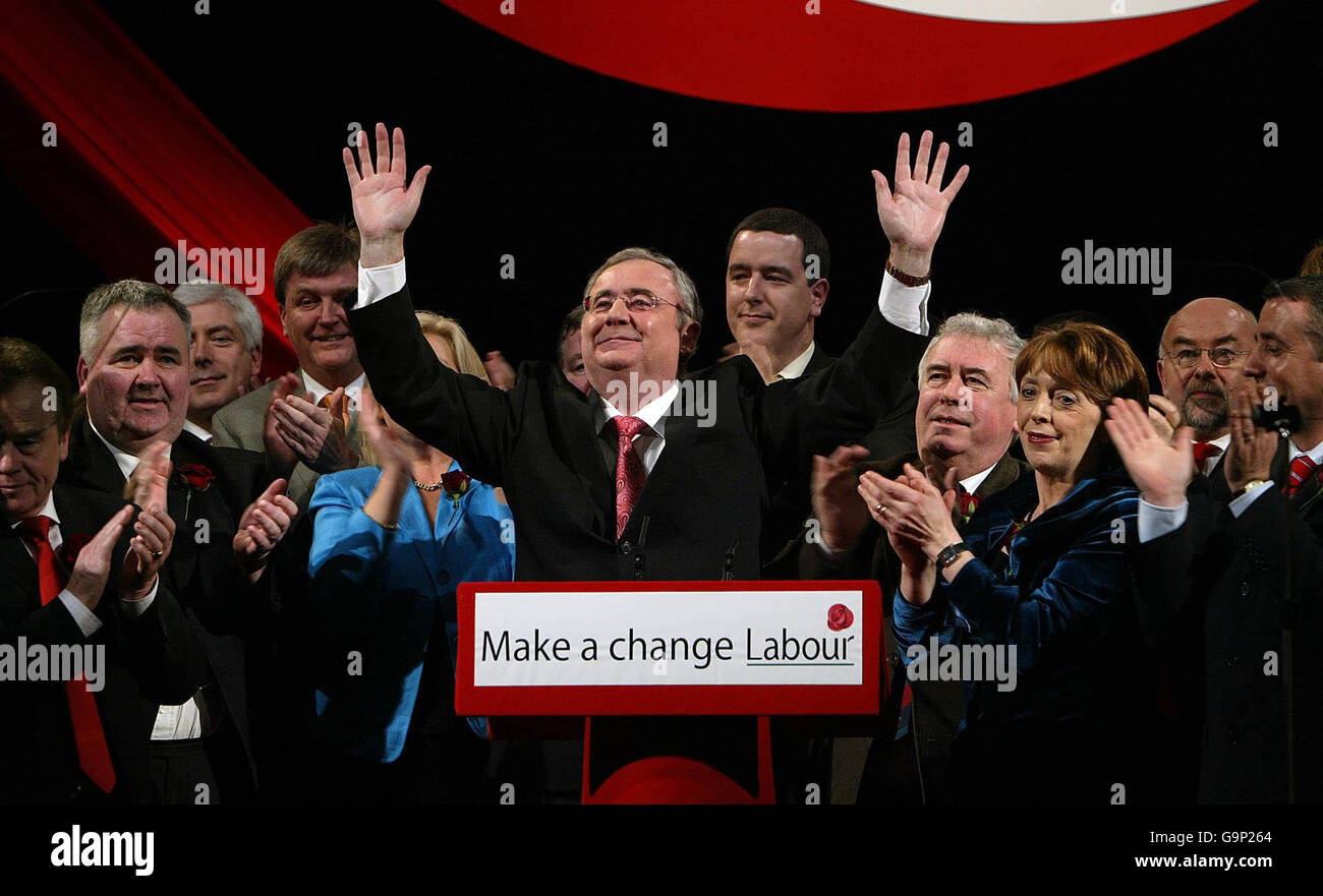 Der Vorsitzende der irischen Labour Party, Pat Rabbitte (Mitte), hält seine Keynote-Rede vor den Parteimitgliedern auf ihrer jährlichen Konferenz im Helix in Dublin. Stockfoto