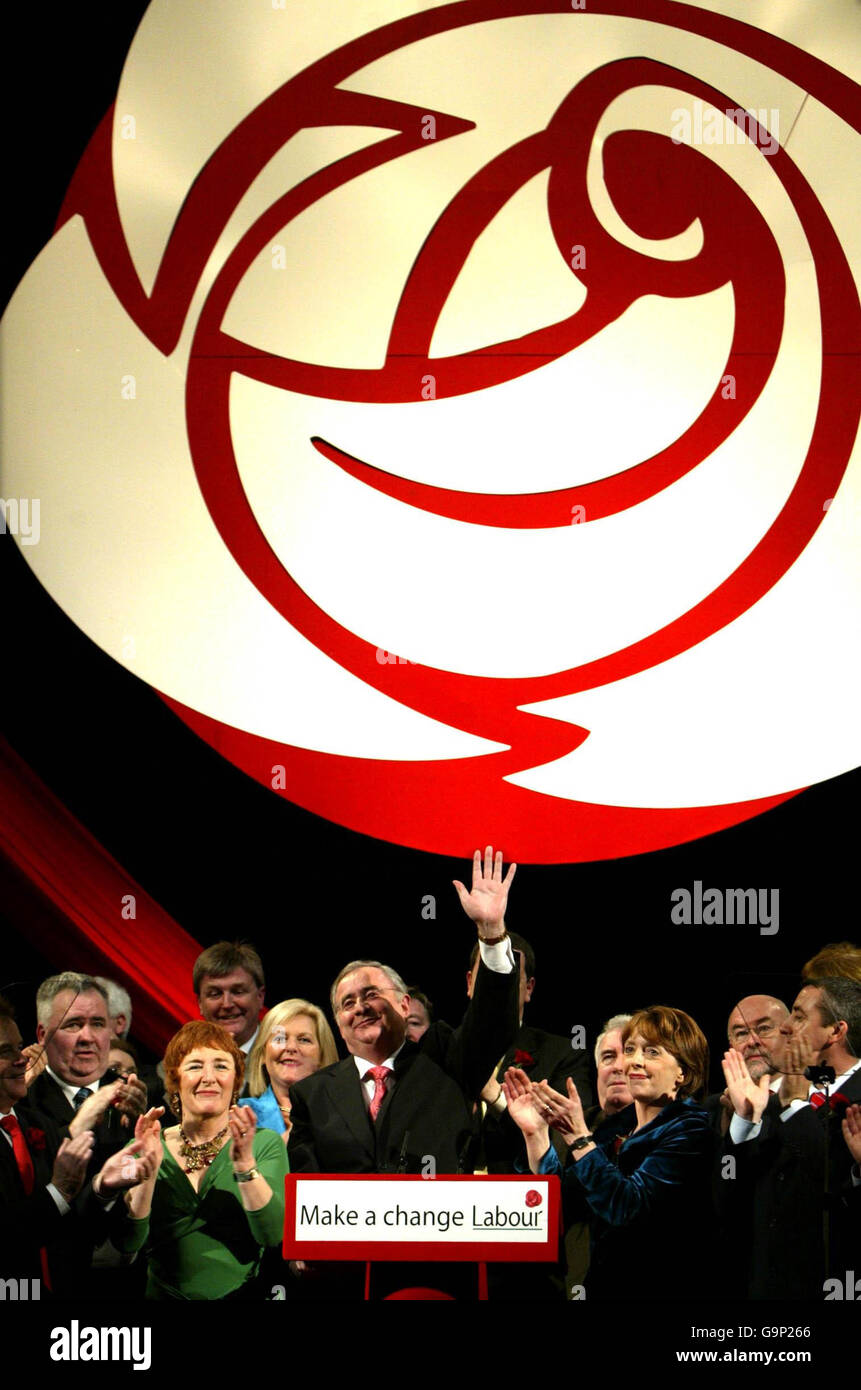 Der Vorsitzende der irischen Labour Party, Pat Rabbitte (Mitte), hält seine Keynote-Rede vor den Parteimitgliedern auf ihrer jährlichen Konferenz im Helix in Dublin. Stockfoto