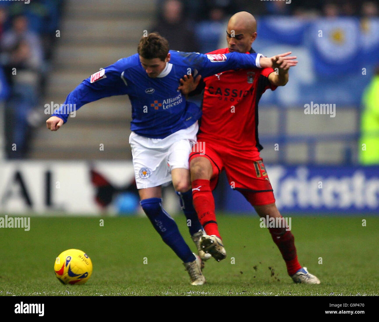 Mark Yeates von Leicester City (links) und Leon McKenzie von Coventry City während des Coca-Cola Championship-Spiels im Walkers Stadium, Leicester. Stockfoto