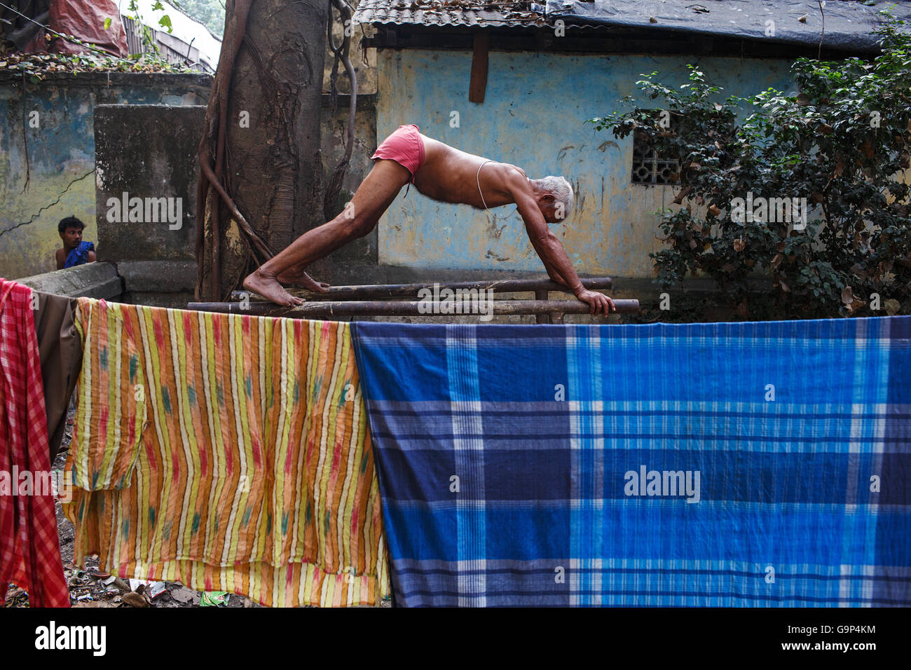 Ein älteren Mann-Übungen in einer Outdoor-Fitness-Studio im Zentrum von Kolkata, Indien. Stockfoto