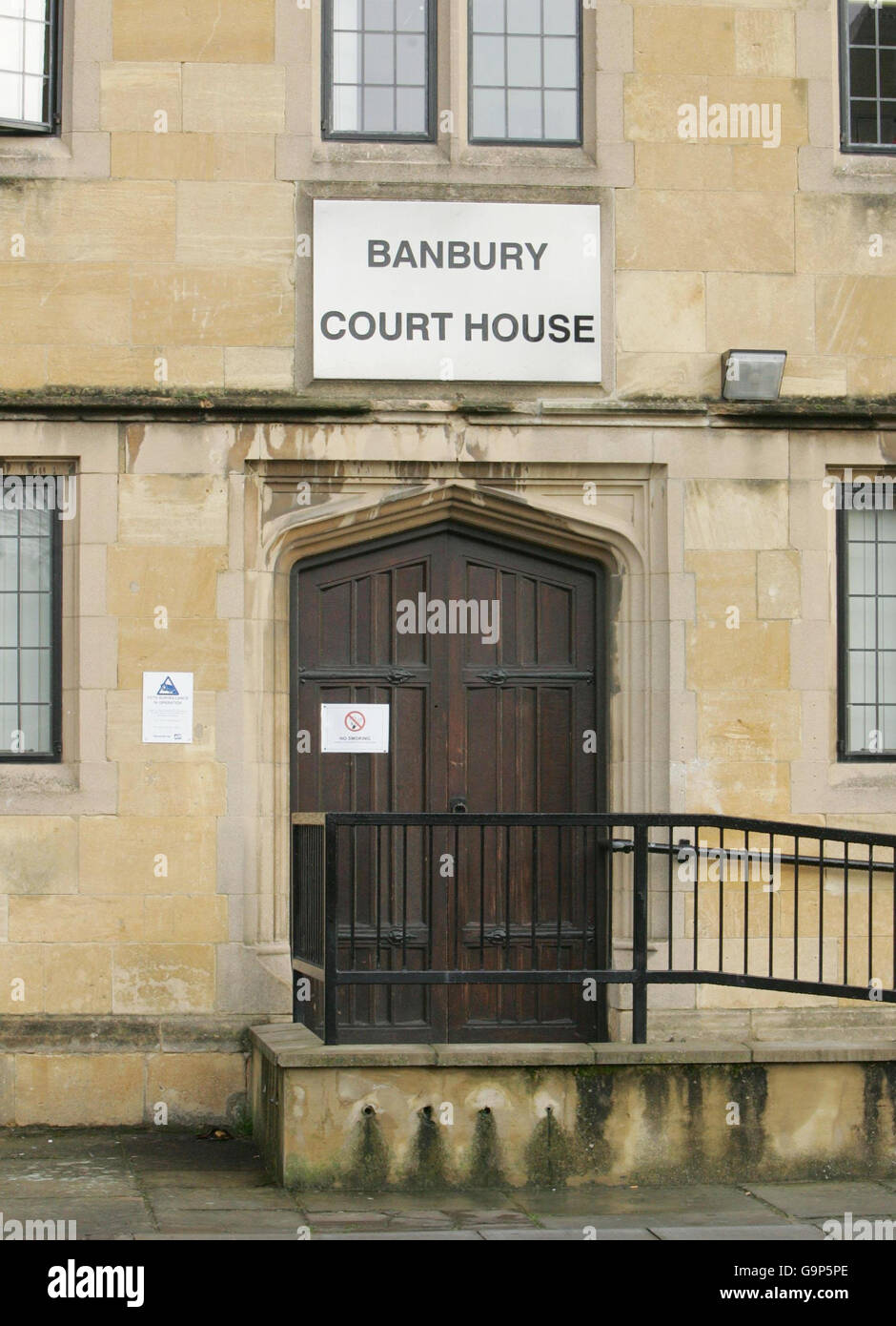 Hausmeister vor Gericht über Briefbomben. Genral Blick auf den Haupteingang am Banbury Magistrate Court. Stockfoto