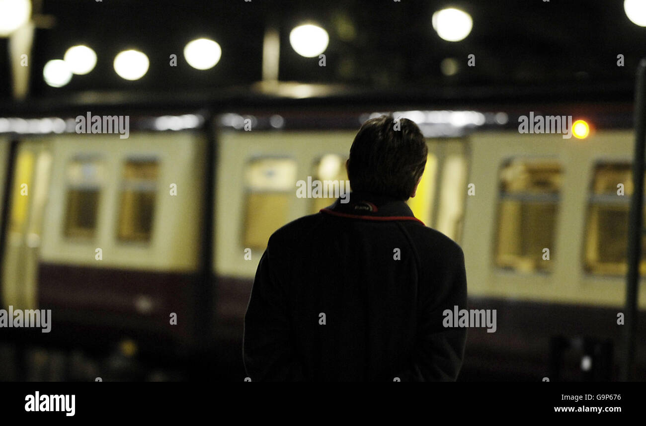 Ein Vertreter von Virgin Trains auf Bahnsteig 1 am Hauptbahnhof von Glasgow nach einer Eisenbahnentgleisung auf einem Londoner Euston nach Glasgow Central. Stockfoto