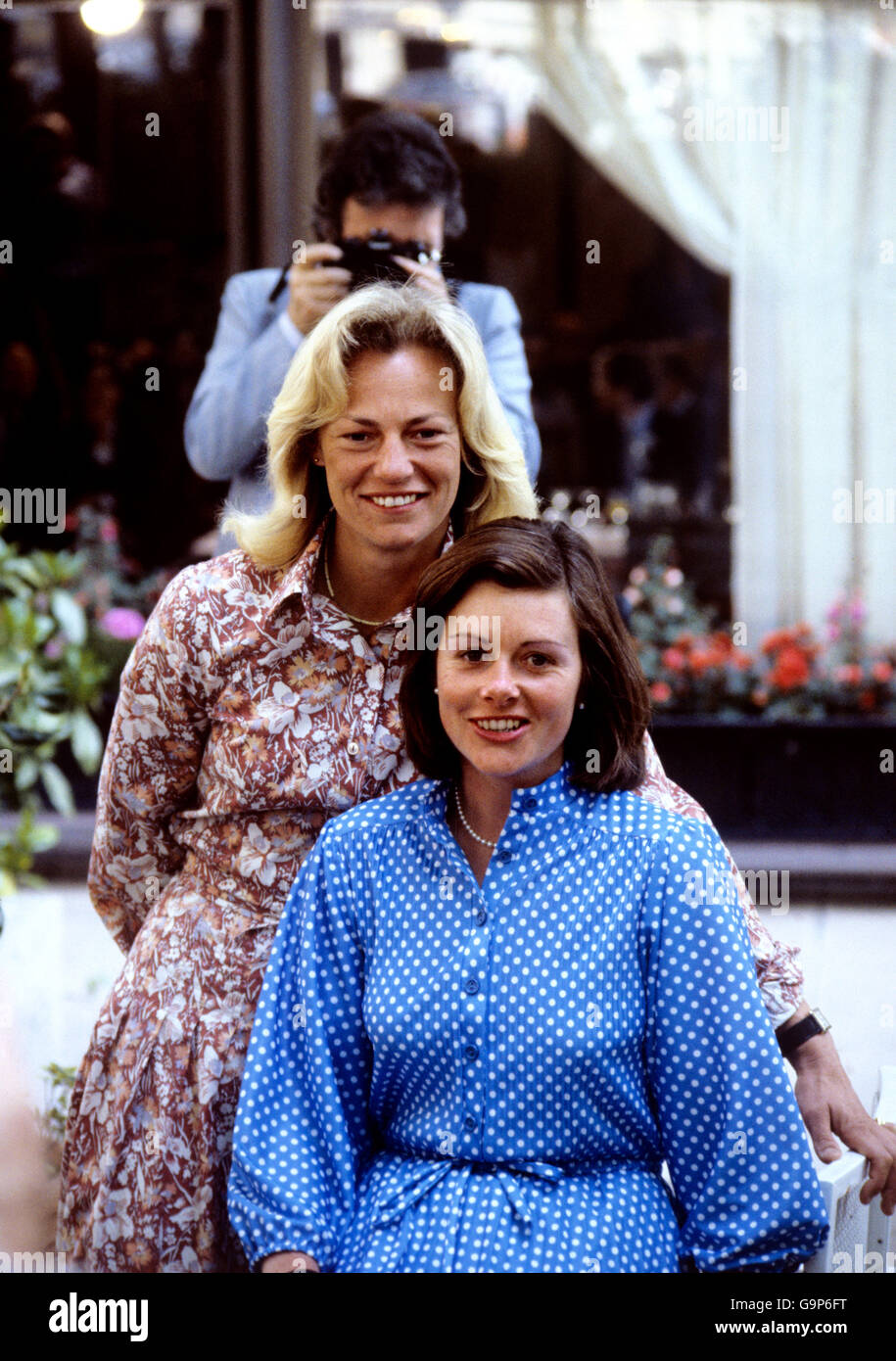 Cindy Buxton (l.) und ihre Assistentin Annie Price, die einen Wildtierfilm für Anglia TV über Südgeorgien drehten, als die Argentinier einmarschierten. Stockfoto