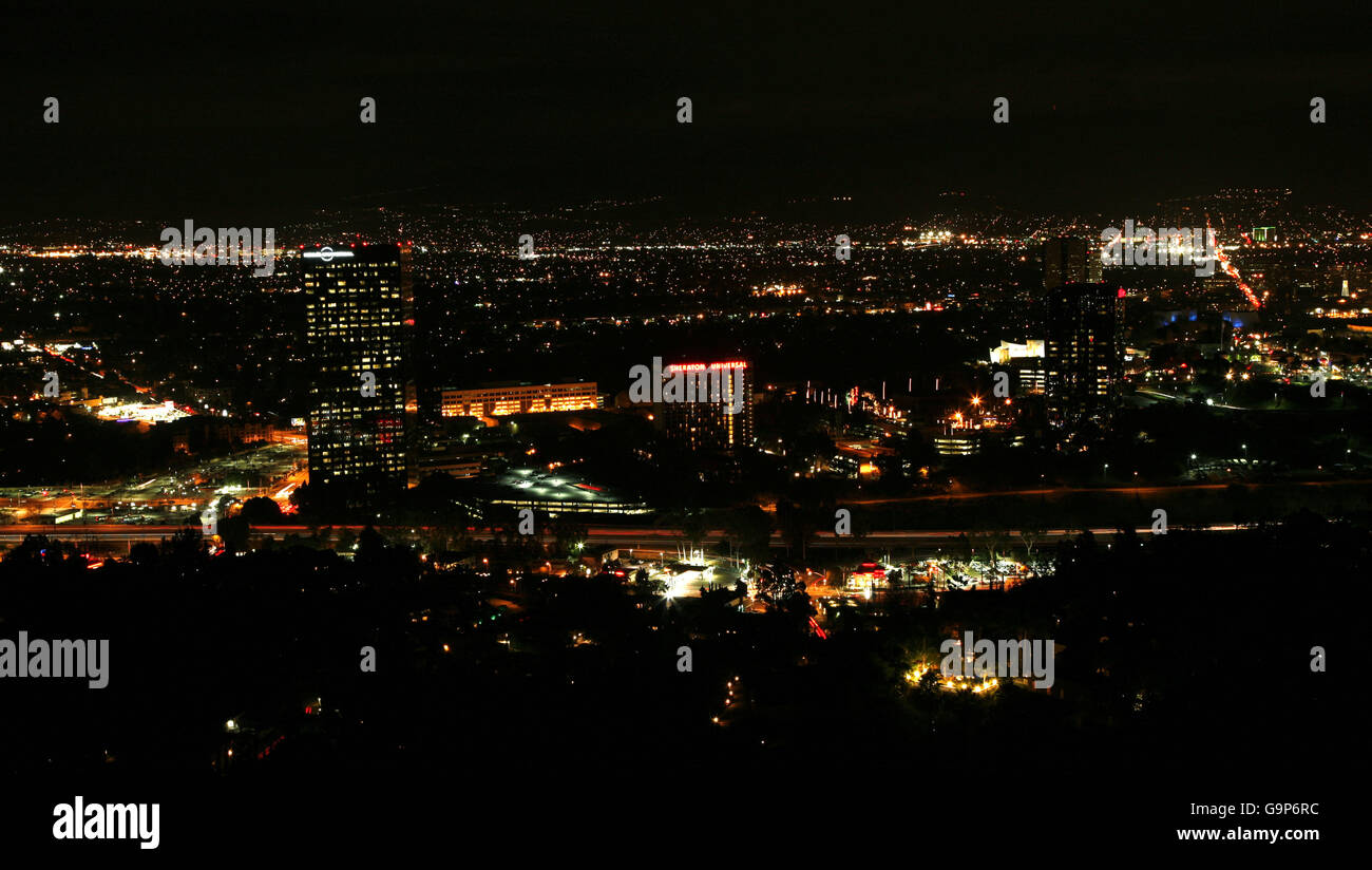 Der Blick auf den Universal Studios Lot bei Nacht vom Mulholland Drive in Hollywood, Los Angeles, USA. Stockfoto