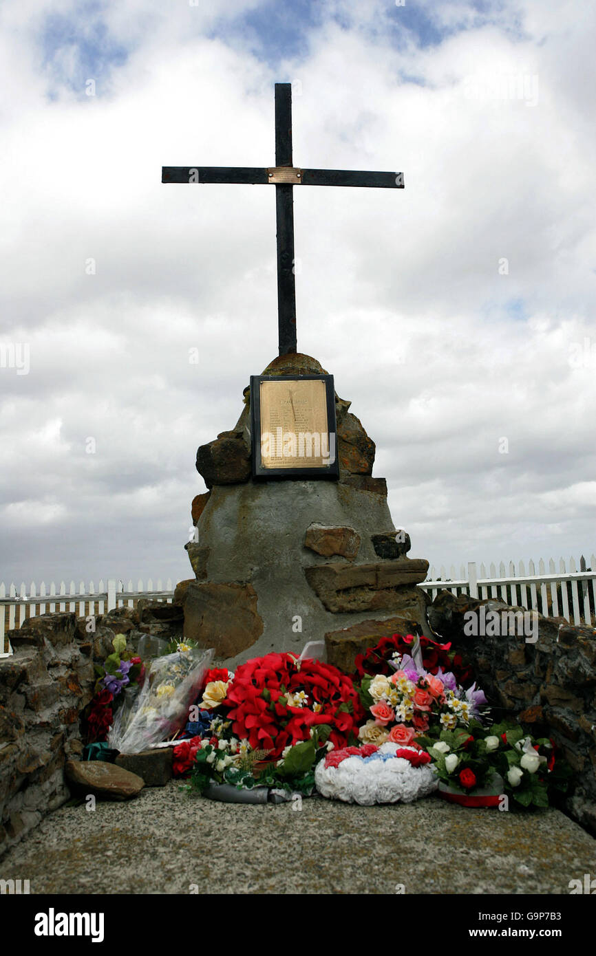 Ein Denkmal für alle im 2. Bataillon, dem Fallschirmregiment, das während der Kämpfe auf Goose Green und Darwin auf den Falklandinseln getötet wurde. Stockfoto
