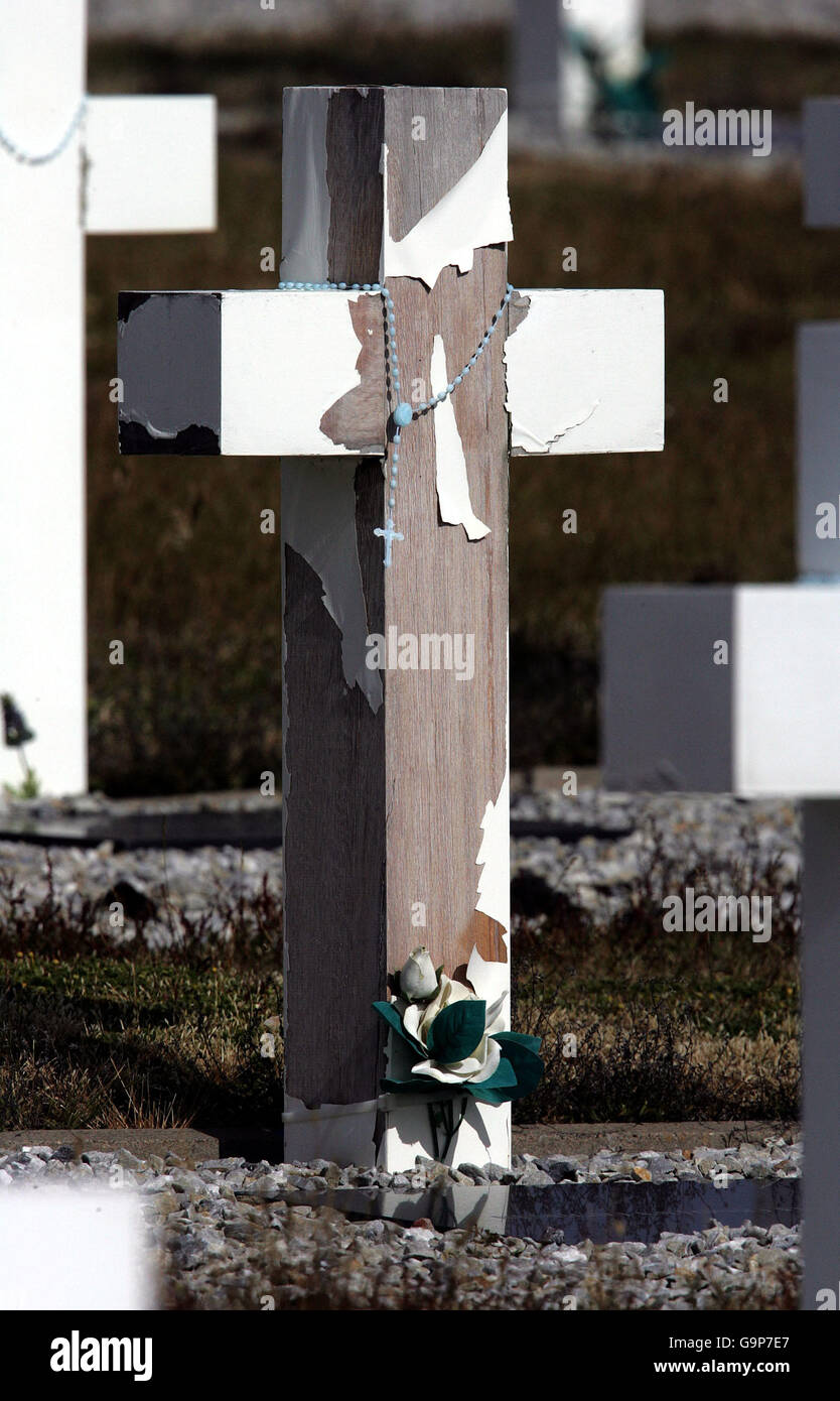 Rosenkranz-Perlen sind um Gedenkstätten für alle argentinischen Soldaten drapiert, die während des Krieges in den Falklandinseln getötet wurden. Stockfoto