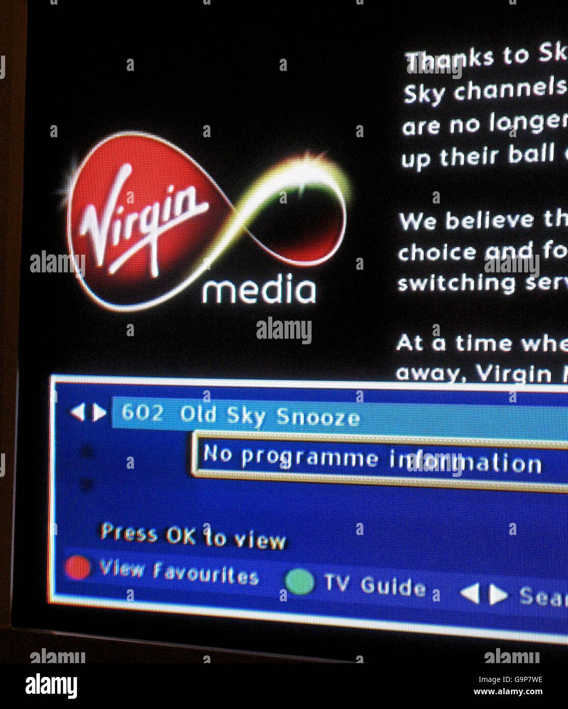 Fernsehzuschauer, die von Sky Blackout getroffen wurden. Ein Fernseher, der Kanal 602 auf Virgin TV zeigt, der früher Sky News war, heißt jetzt „Old Sky Snooze“. Stockfoto