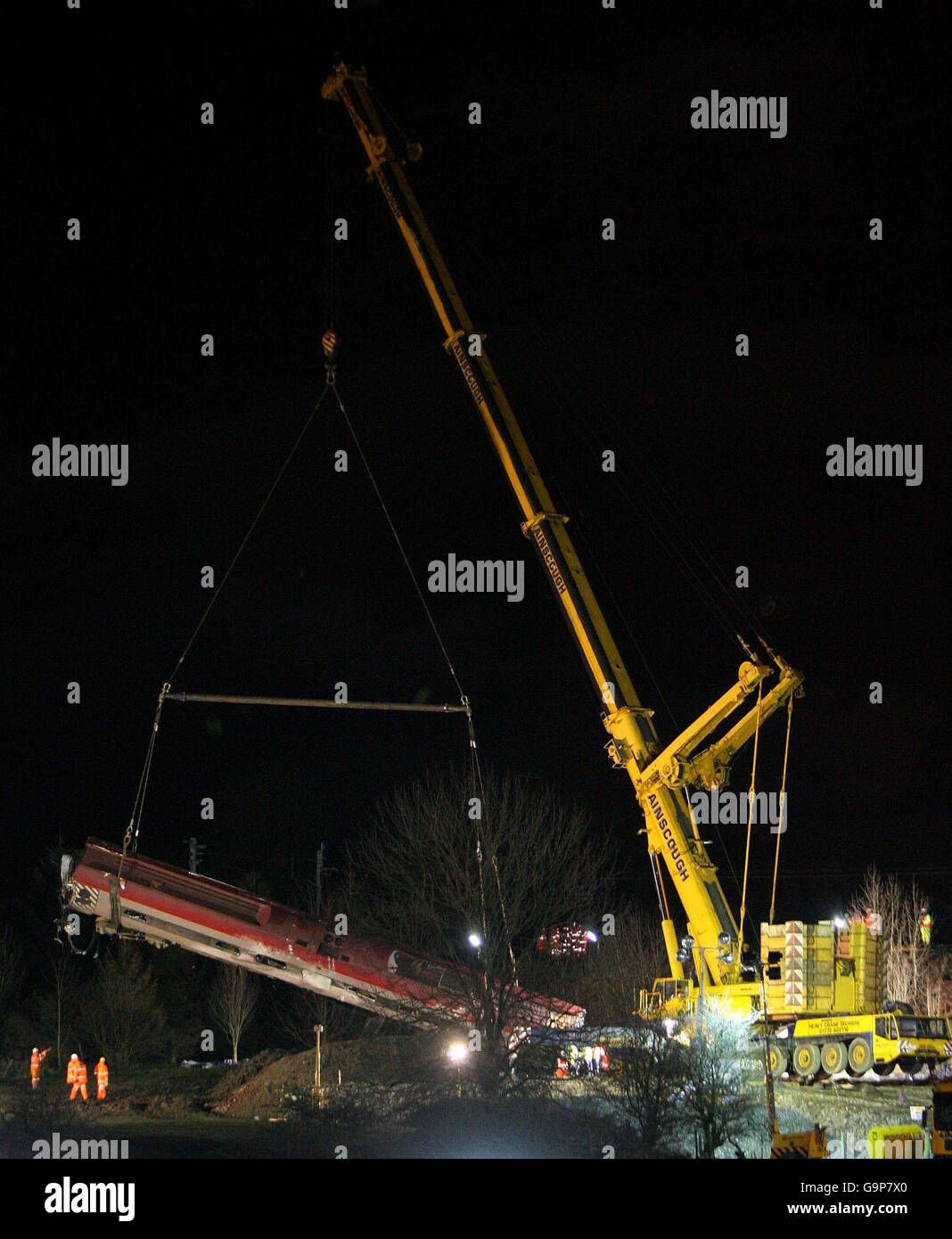 Ein Kran hebt einen Teil des Virgin-Zuges, der letzte Woche auf der Hauptlinie der Westküste abgestürzt ist. Stockfoto