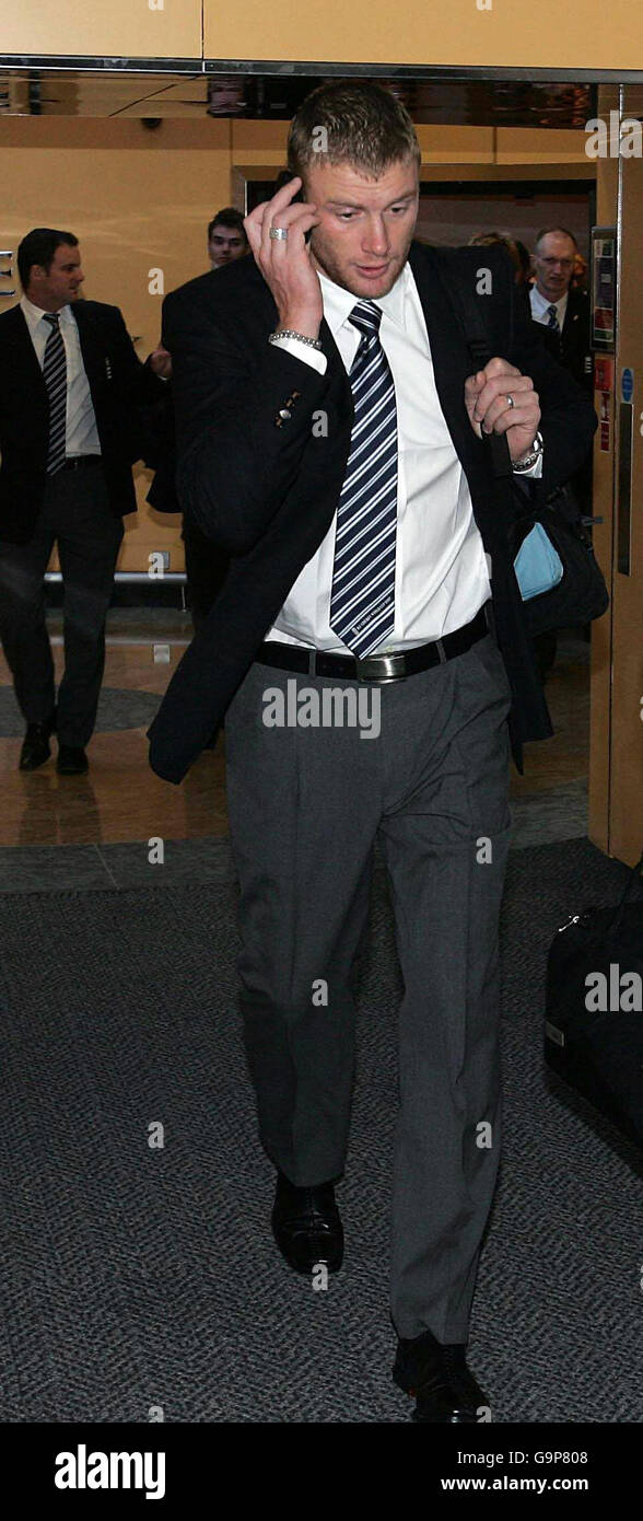 Cricket - England Abfahrt zum ICC Cricket World Cup im West Indies - Gatwick Airport. Andrew Flintoff aus England vor Abflug am Flughafen Gatwick, London. Stockfoto