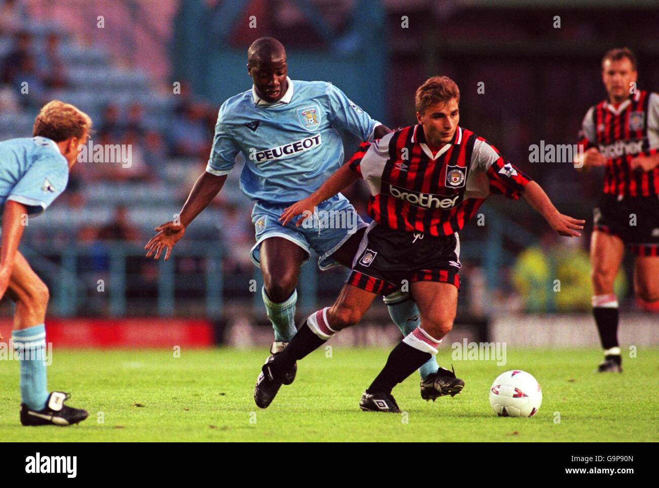 23-AUG-95. Fußball. (L-R) Paul Williams, Coventry City und Georgi Kinkladze, Manchester City Stockfoto