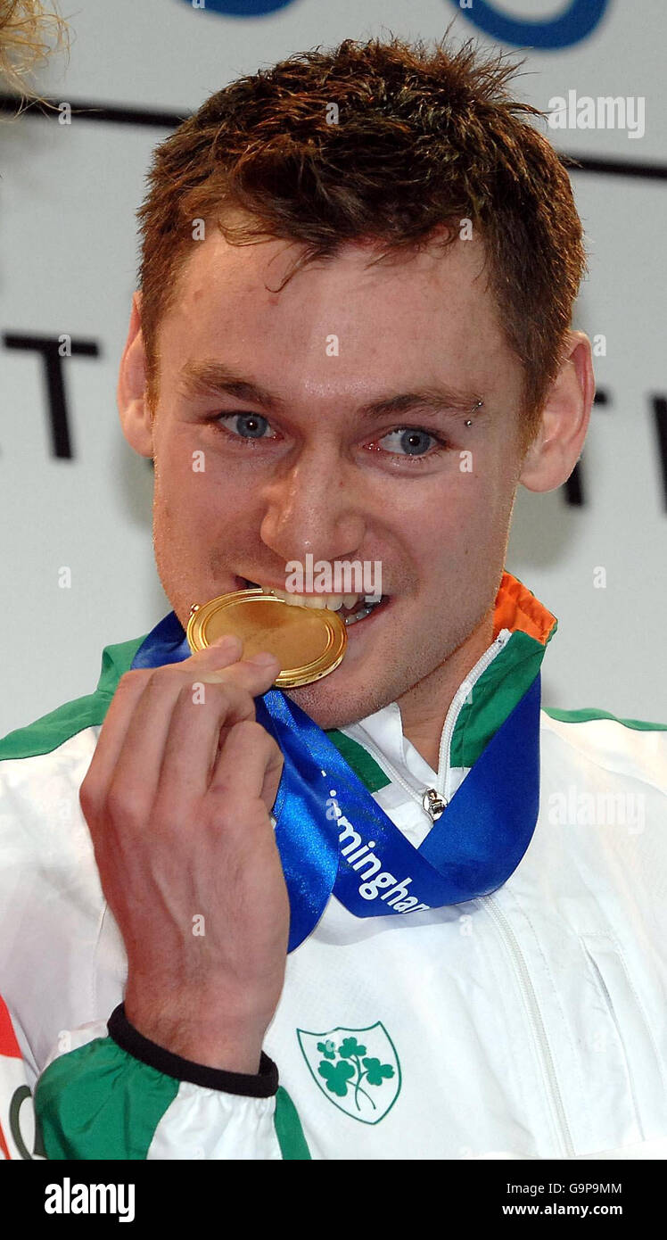 Irlands Goldmedaillengewinner David Gillick nach dem Gewinn des 400-Meter-Events der Männer bei den Leichtathletik-Halleneuropameisterschaften in der National Indoor Arena, Birmingham. Stockfoto