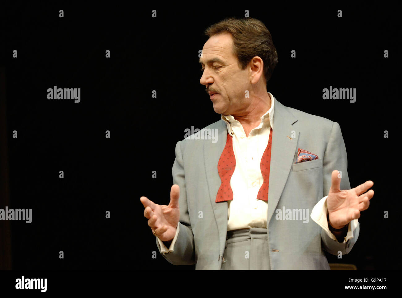 Robert Lindsay, der Archie Rice spielt, während eines Fotoalles für 'The Entertainer' im Old Vic Theatre im Zentrum von London. Stockfoto