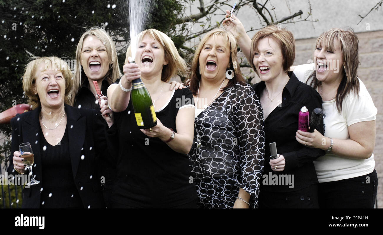 3 Millionen im Lotto vom vergangenen Mittwoch (von links nach rechts) Helen Purves, Natalie McDonald, Wendy Brown, Michelle Donald, Lorna Alexander und Megan McCann feiern ihren Sieg im Salon in Glasgow. Stockfoto