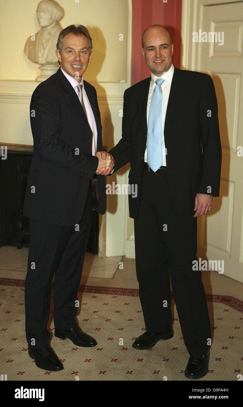 Der britische Premierminister Tony Blair (links) trifft sich mit dem schwedischen Premierminister Fredrik Reinfeldt in der Downing Street 10 in London. Stockfoto