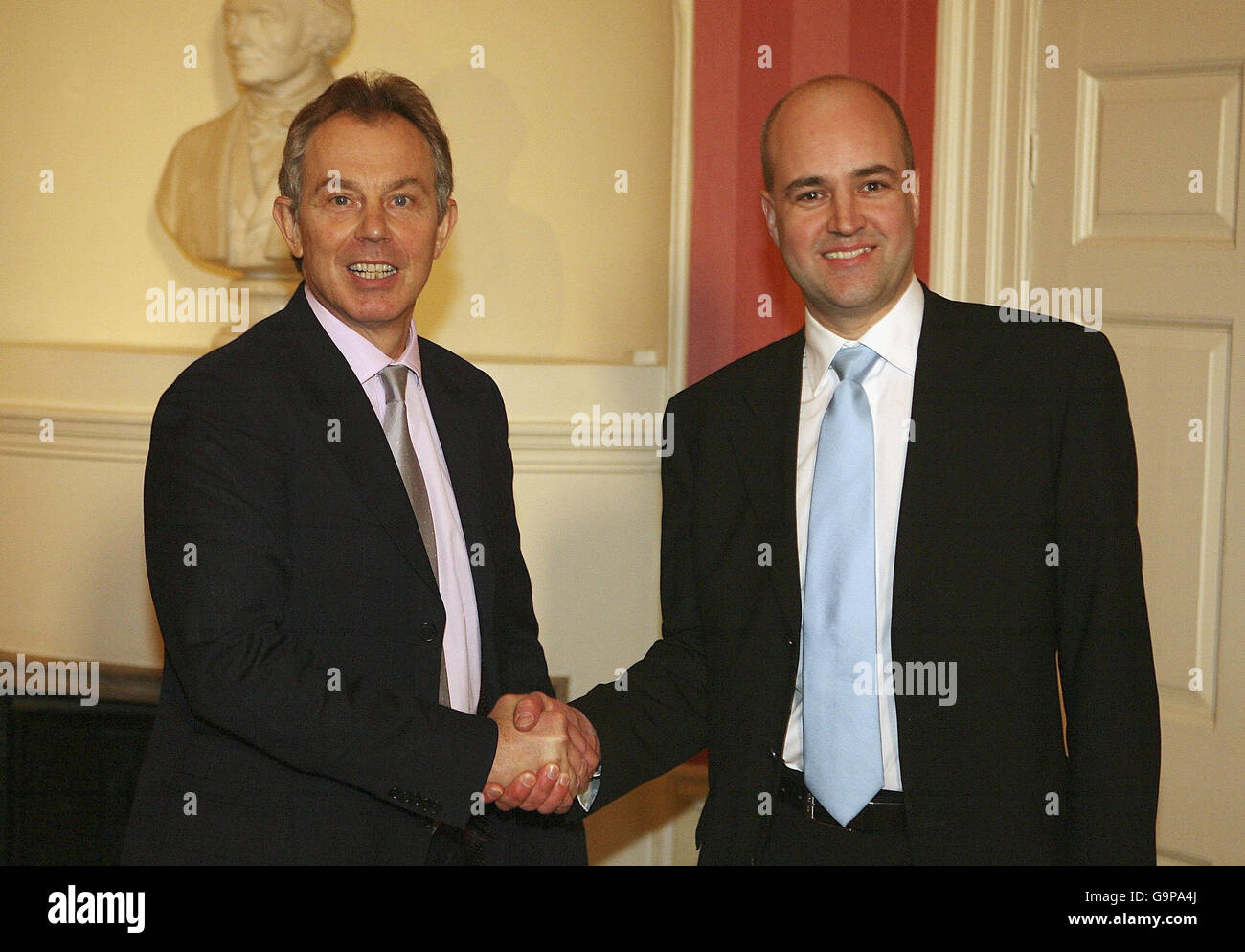 Der britische Premierminister Tony Blair (links) trifft sich mit dem schwedischen Premierminister Fredrik Reinfeldt in der Downing Street 10 in London. Stockfoto