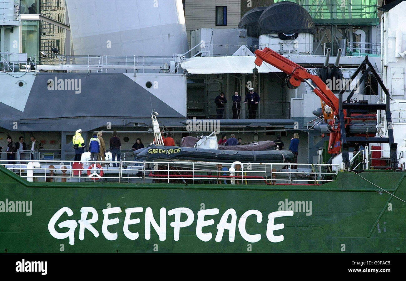 Greenpeace-Schiff Arctic Sunrise wird neben dem Marineschiff HMS Belfast aus Protest gegen Atomwaffen an der Tower Bridge in London angedockt. Stockfoto