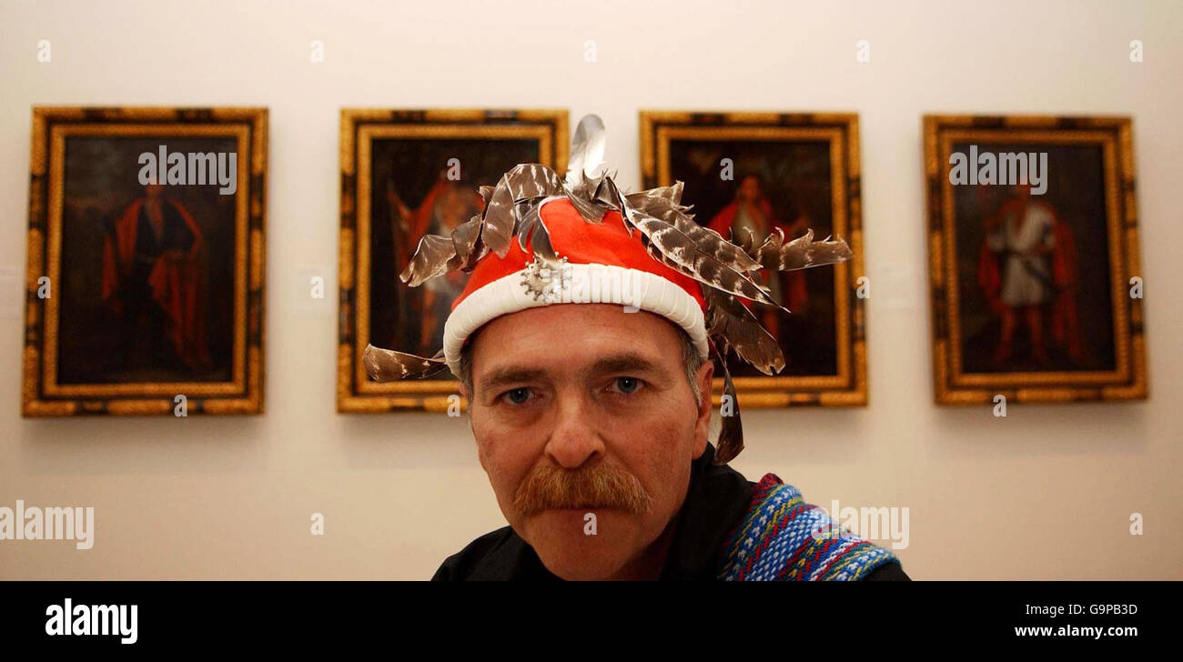 Keith Jamieson, Mohawk von den sechs Nationen des Grand River und ein Delegierter der sechs Nationen erbliche Häuptlinge dargestellt in den Portraits Posen vor den Portraits. Stockfoto