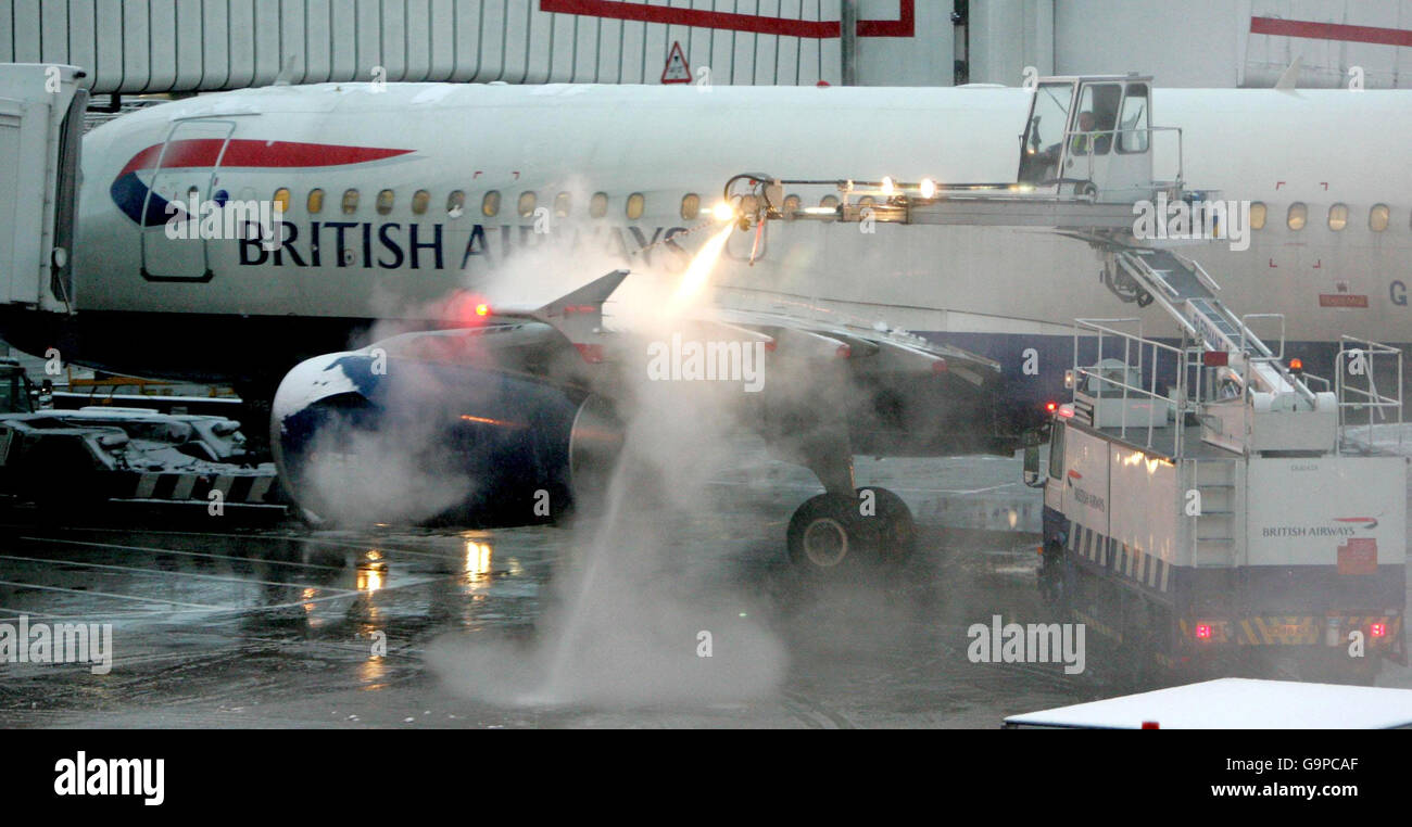 Enteisung von British Airways-Flugzeugen während des Schneesturms am Flughafen Heathrow. Stockfoto