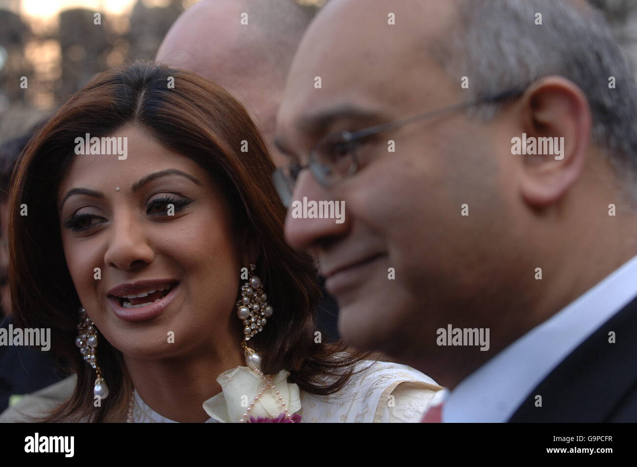 Der prominente Big Brother-Gewinner Shilpa Shetty teilt einen Witz mit dem Labour-Abgeordneten Keith Vaz in einem Innenhof des Houses of Parliament im Zentrum von London. Stockfoto