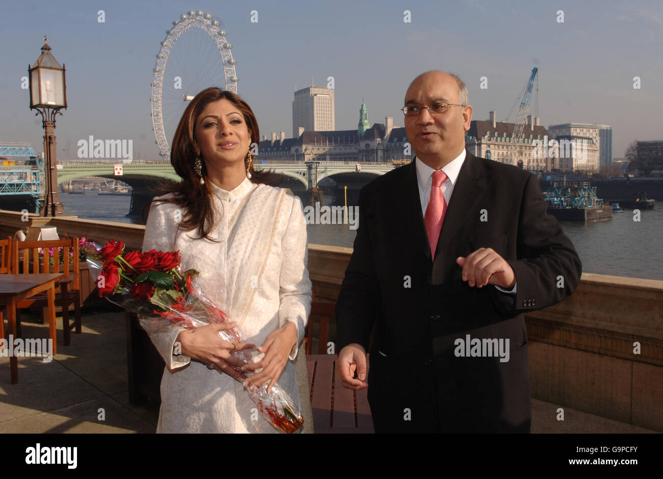Der prominente Big Brother-Gewinner Shilpa Shetty mit dem Labour-Abgeordneten Keith Vaz bei einem Besuch im Londoner Parlamentsgebäude. Stockfoto