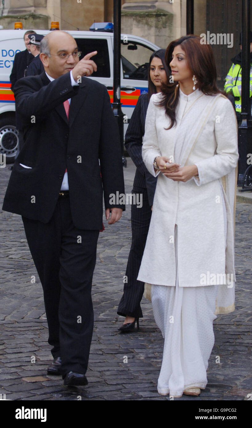 Der prominente Big Brother-Gewinner Shilpa Shetty mit dem Labour-Abgeordneten Keith Vaz bei einem Besuch im Londoner Parlamentsgebäude. Stockfoto
