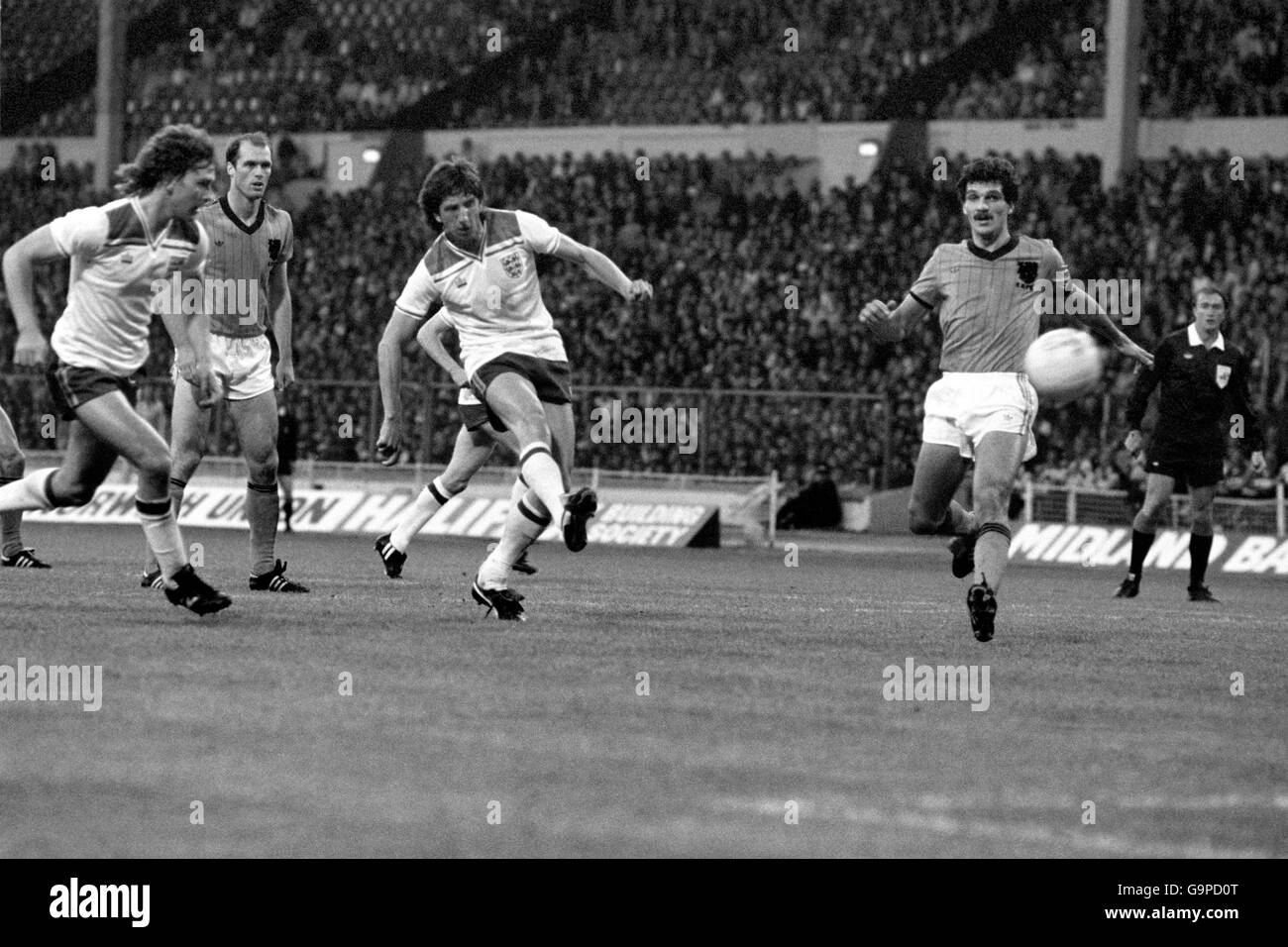 Fußball - International - England gegen Holland - Wembley. Der englische Spieler Paul Mariner (c) erzielt Englands zweites Tor des Spiels Stockfoto