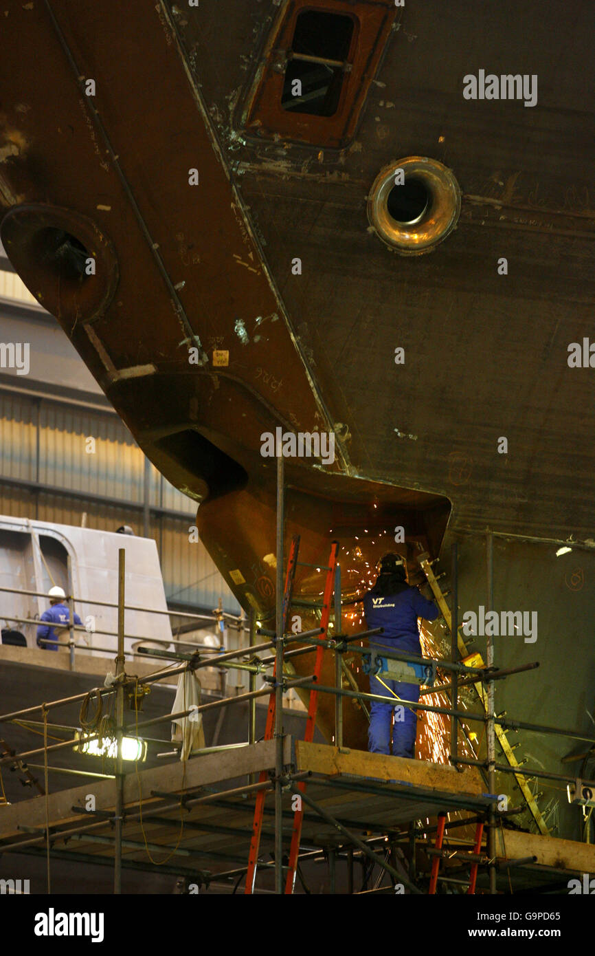 Allgemeiner Blick auf die Konstruktion der neuen Typ 45 Zerstörer der Royal Navy im VT Shipbuilding in Portsmouth innerhalb der Naval Werft. Stockfoto