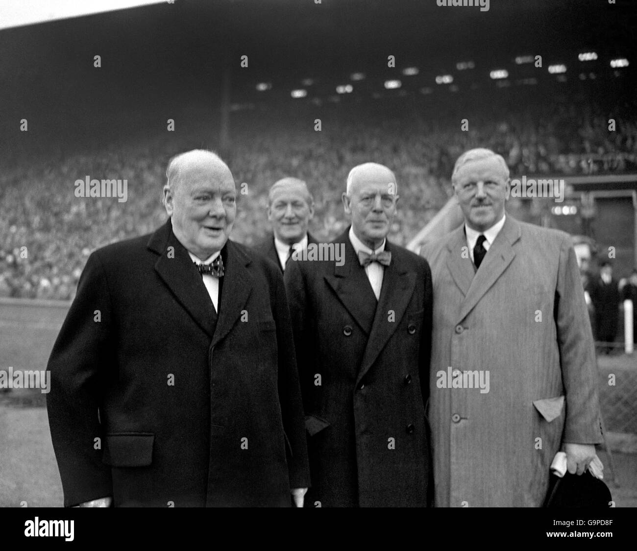 Fußball - FA Cup - Finale - Arsenal gegen Newcastle United - Wembley Stadium. Ehrengast, Premierminister Winston Churchill (l.), mit Sir Stanley Rous, Sekretär des Verbandes (r.) Stockfoto