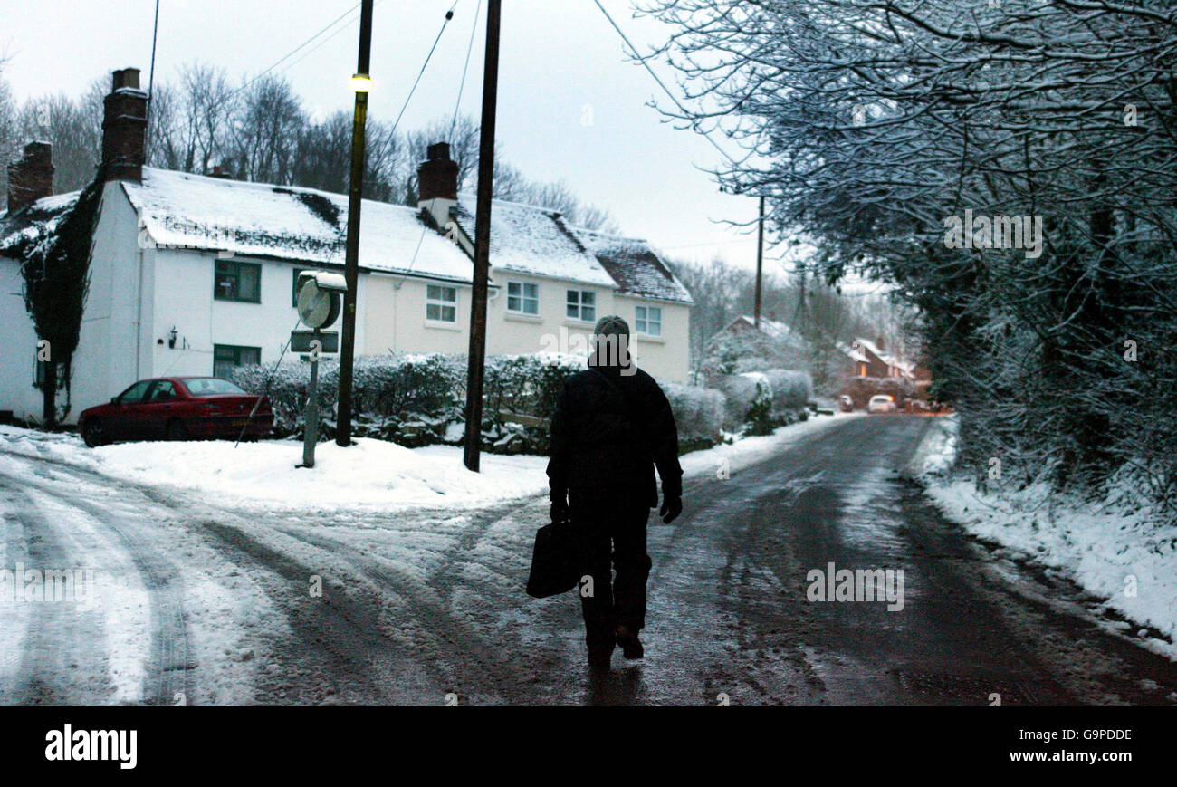 Ein Pendler kämpft am Morgen in Ironbridge, Shropshire, um zu arbeiten, nachdem die Schneefälle im ganzen Land ein Chaos in der Reise auslösten. Stockfoto