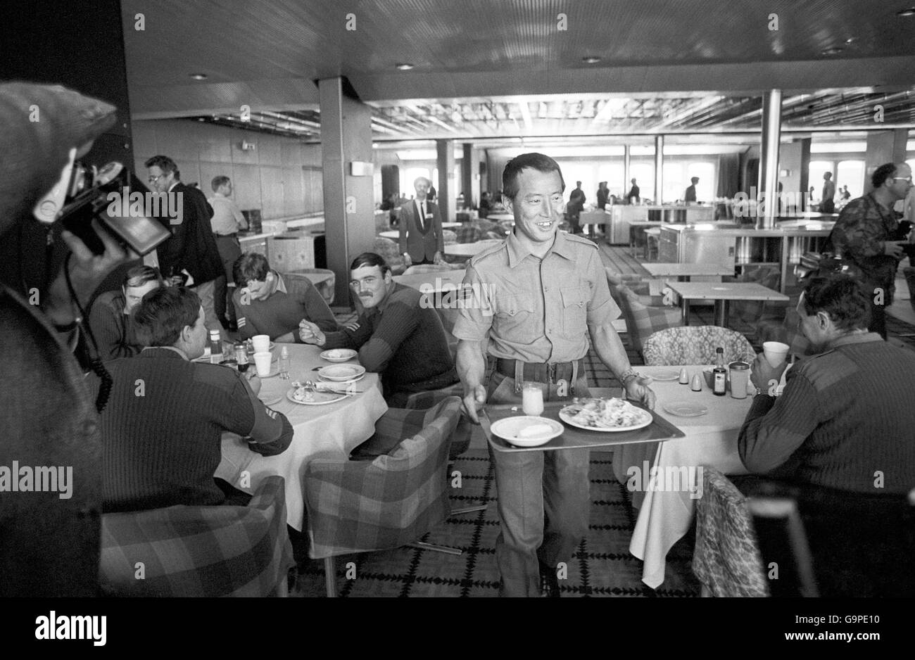 Mittagessen im Columbia Restaurant des QE2, jetzt ein Speisesaal für Soldaten, in dem Gerichte von Cunard und den Köchen der Royal Navy zubereitet werden. Stockfoto