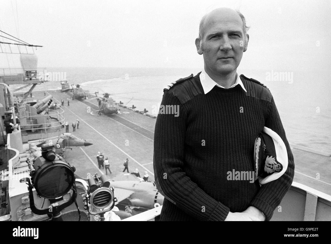 Commander John Lock, Executive Officer des Flugzeugträgers HMS Hermes, dem britischen Flaggschiff der Marine-Einsatztruppe, die nach der argentinischen Invasion nach Süden auf die Falklandinseln aufbrechen wird. Stockfoto