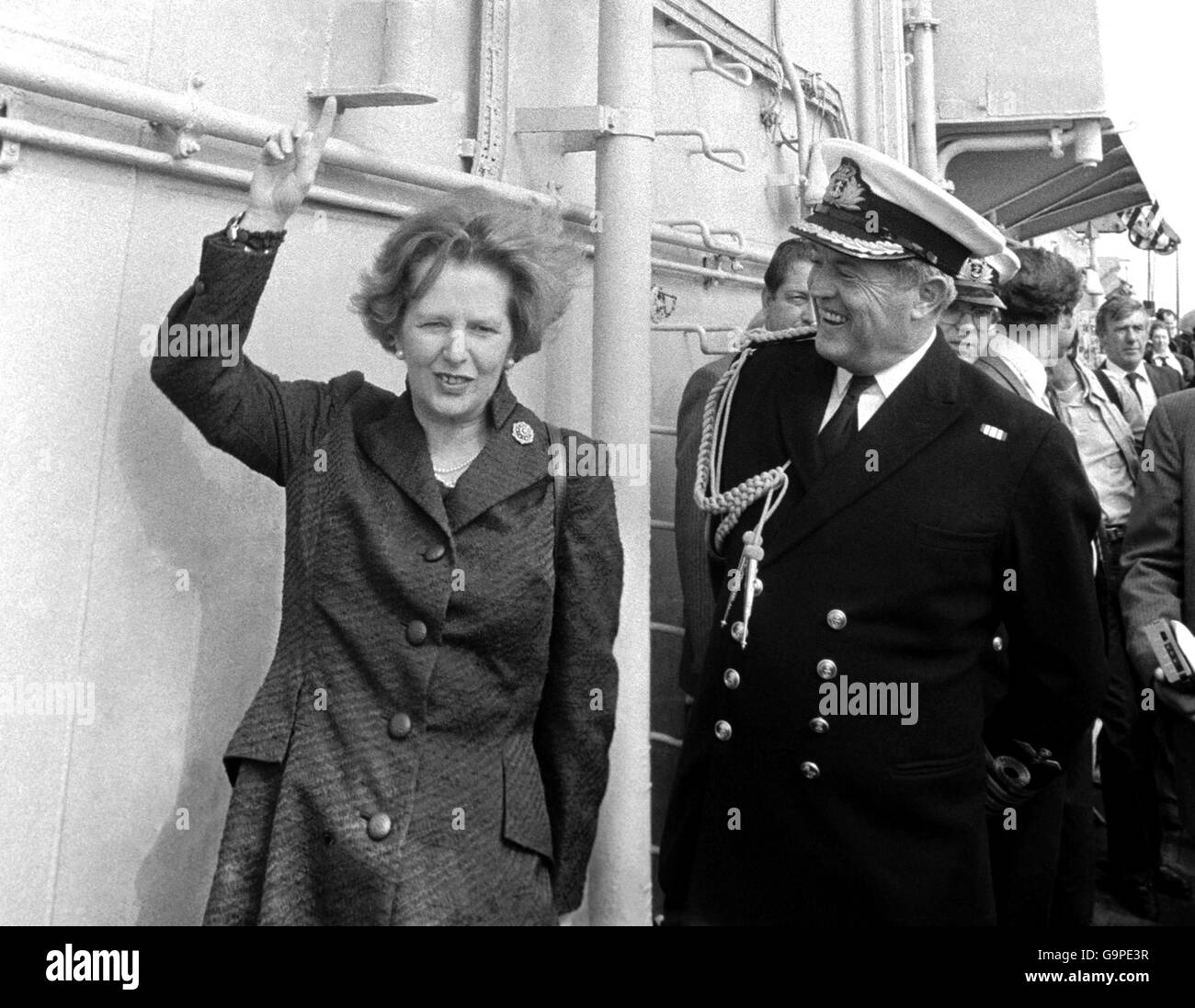 Premierminister Margaret Thatcher mit Kapitän Linley Middleton an Bord der HMS Hermes, als das Schiff nach Portsmouth fuhr. Stockfoto